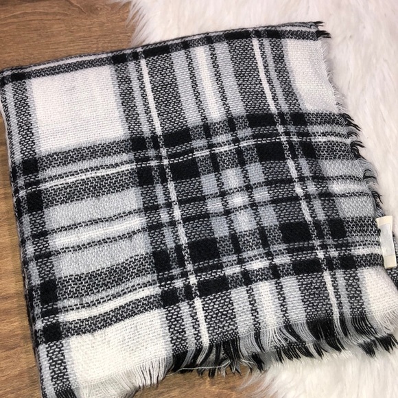 ModCloth grey & black Fall/Winter blanket scarf - Picture 5 of 5